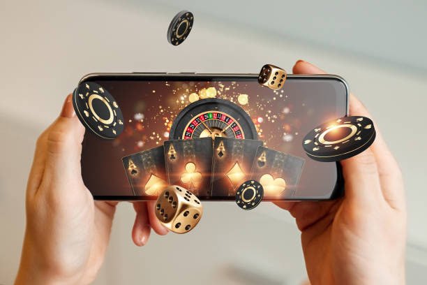 Pengguna memeriksa dompet digital di layar mobile